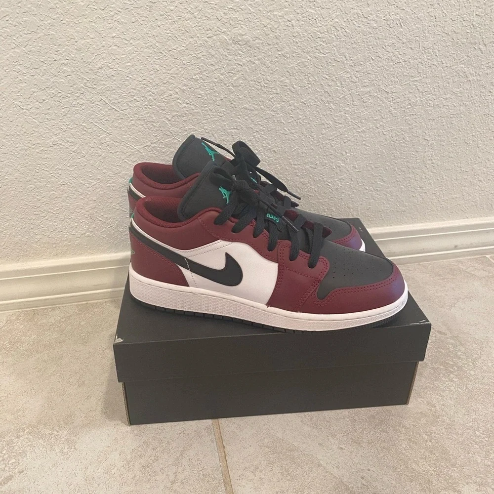 NEW! Air Jordan 1 Low SE Dark Beetroot Roma Green White Black Size 5.5Y